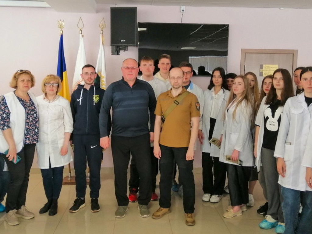 У Симуляційному центрі ПДМУ проведено міжкафедральний захід: знакова зустріч студентів з прикордонниками