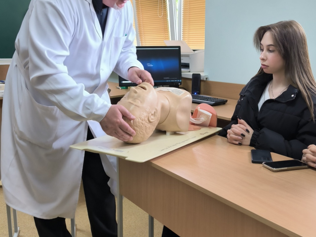Проведено практичне заняття з учнями 11-х класів з «Основ тактичної медицини»
