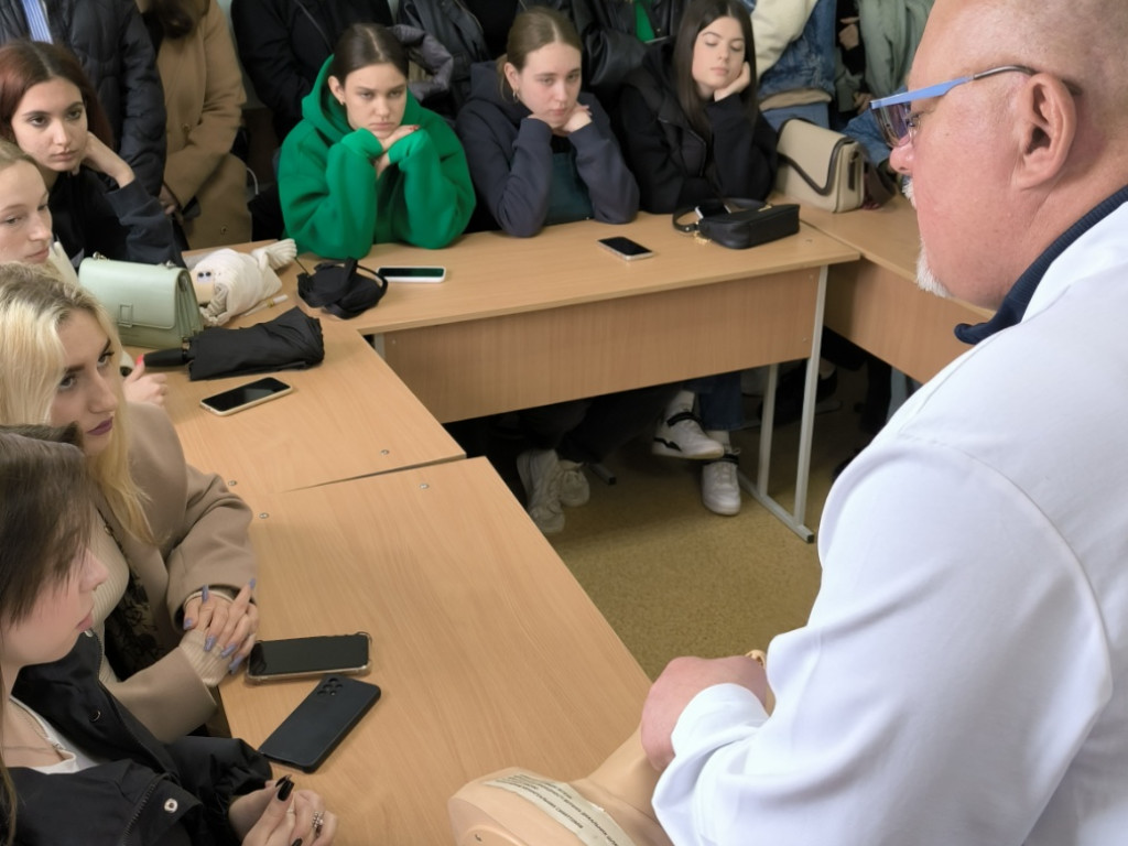 Проведено практичне заняття з учнями 11-х класів з «Основ тактичної медицини»